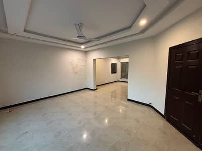Unfurnished room available for rent in E11 2 in ground portion