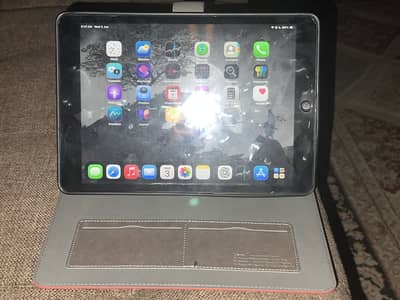 IPAD 8th Gen(32 Gb)[wifi]~10/10mint condition all genuine acesories