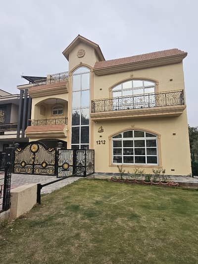 12 Marla House For Sale With Lawn