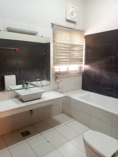 i-8-3 Upper portion available for rent