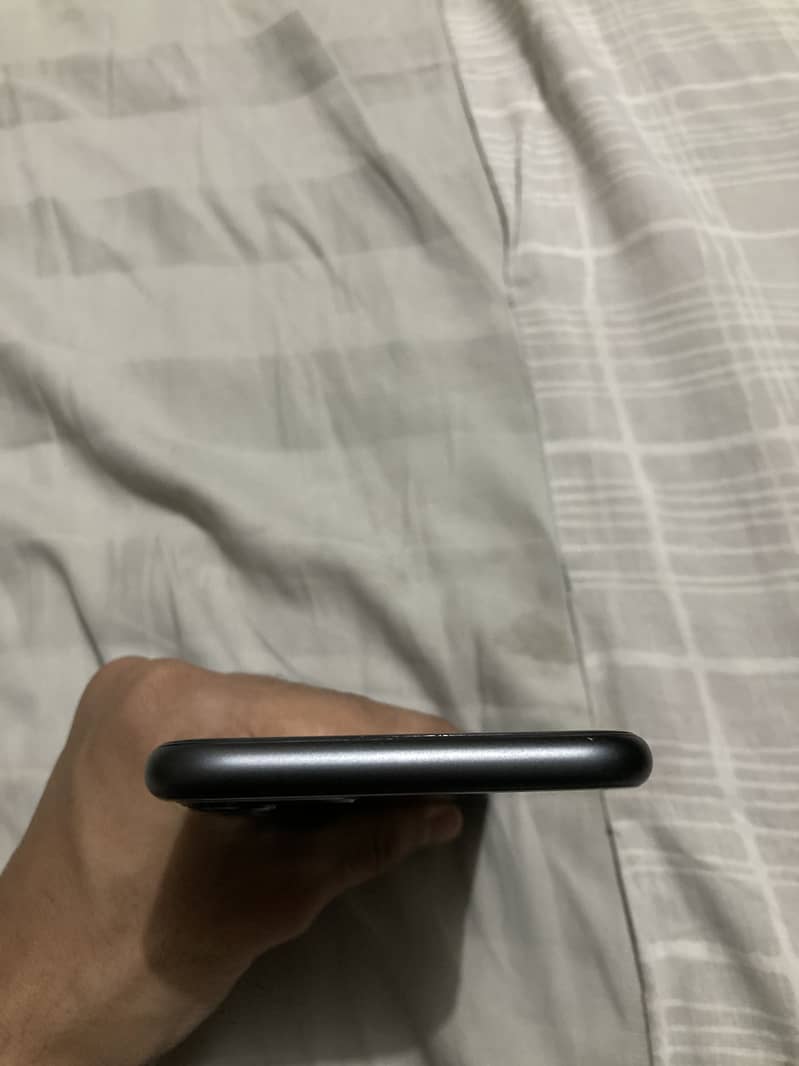 iPhone 11 4