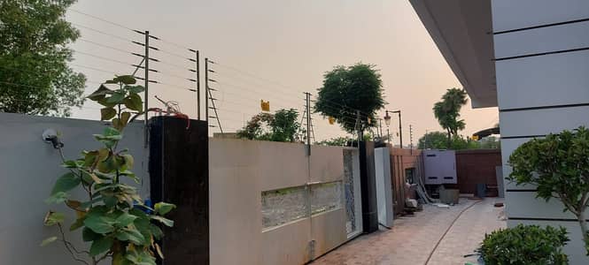 Electric fence / home security fence / wire fence / fence