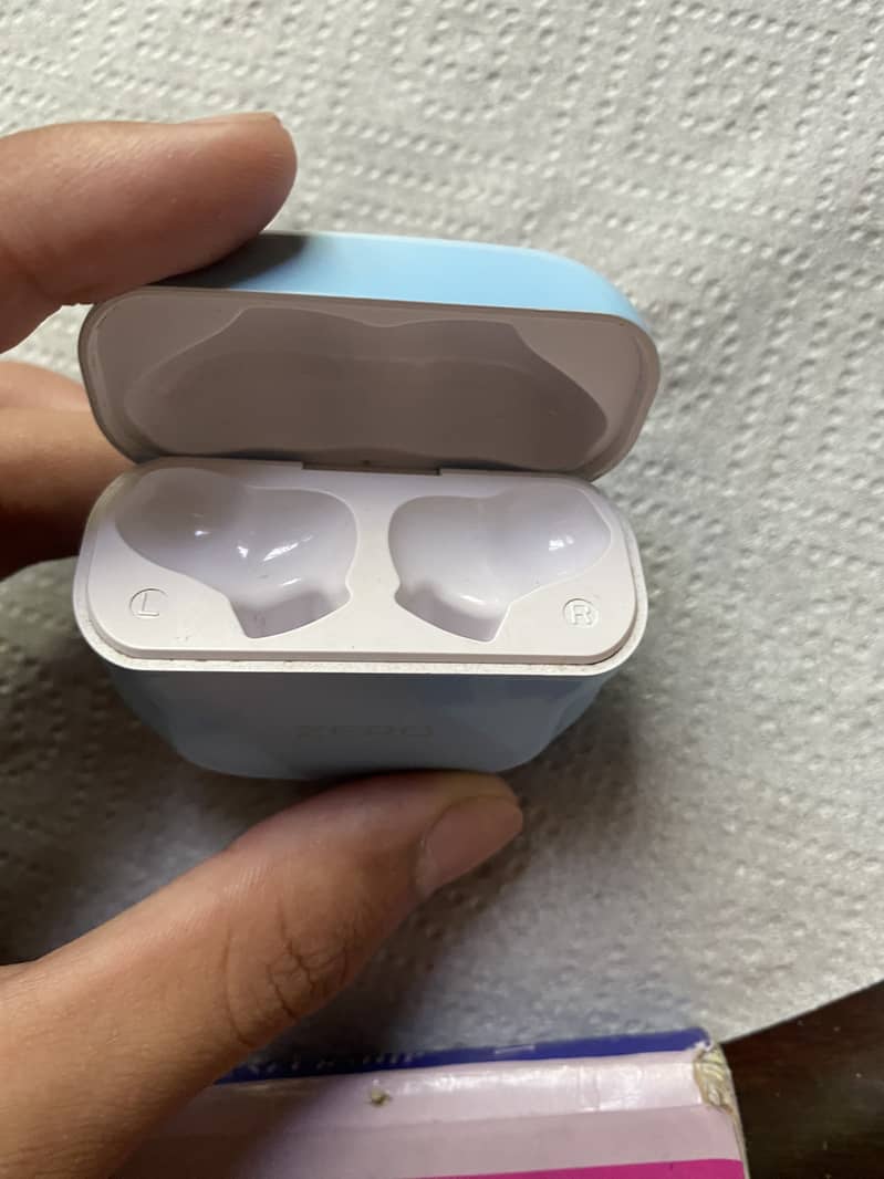 Zero earbuds. 3