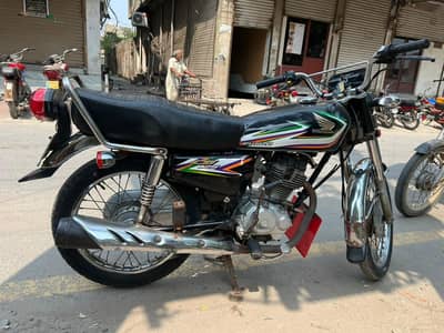 Honda CG 125, Model 2017, interested people contact (03217951614). .