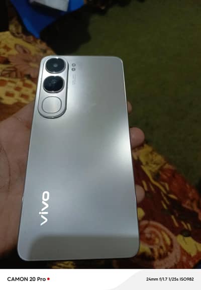 8gb ram hai or 256gb room ghar ka use hai bilkul saaf condition hai