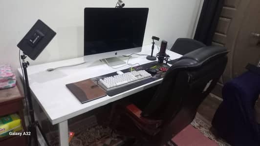 Office table 2.5x5 ft Good Quality
