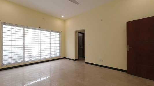 FOR RENT 500 Sqyrd Few Years Old 6 Beds Double Storey House Bani Gala