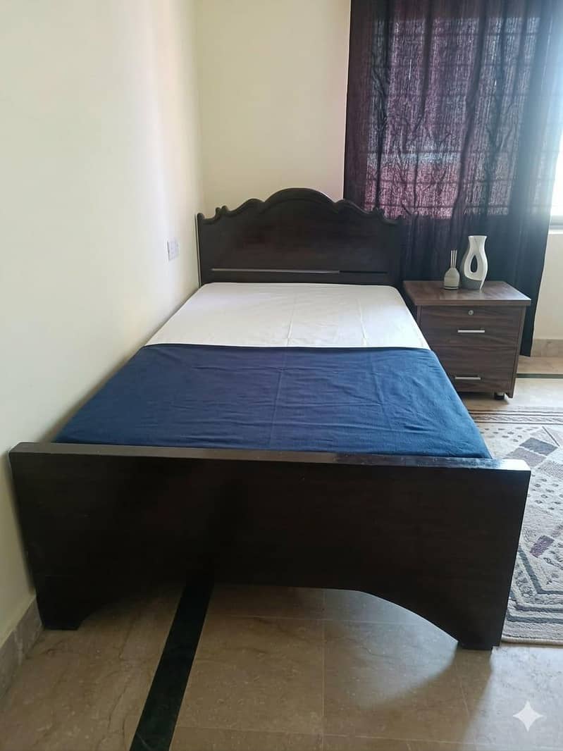 Single bed with 1 sid table 0