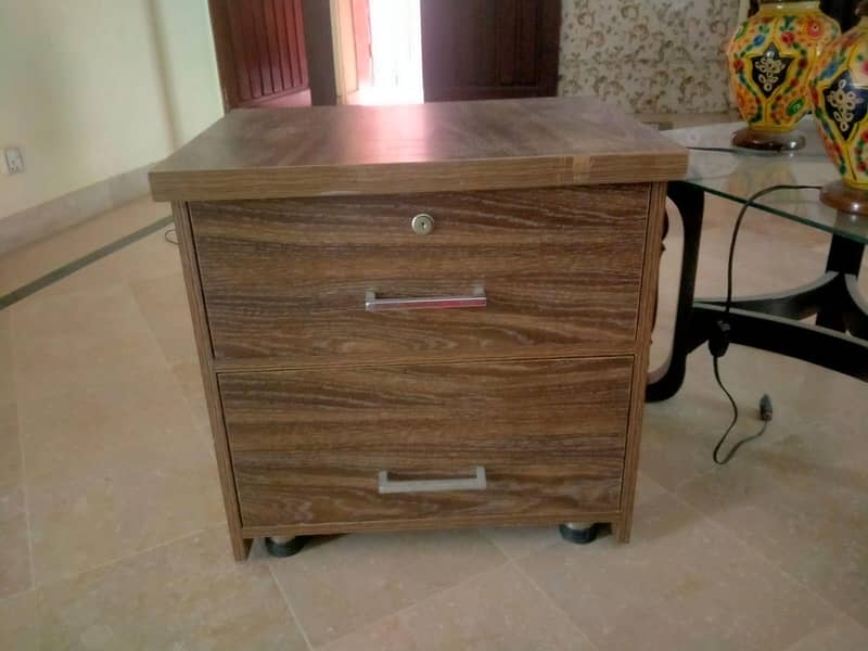 Single bed with 1 sid table 2