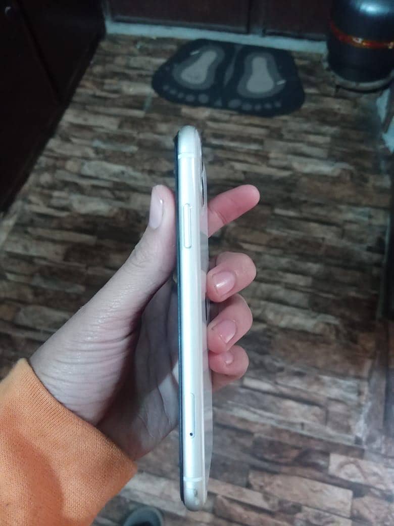 Apple iPhone 11 4