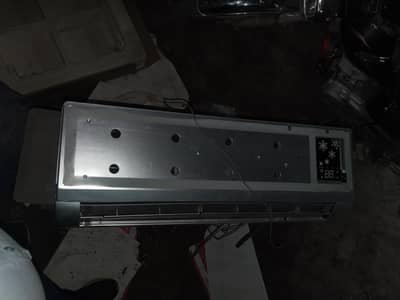 1 ton Siplit AC Kenwood. Running Condition me he ok he