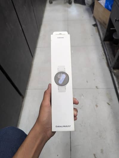 Glaxy watch 7 only box open