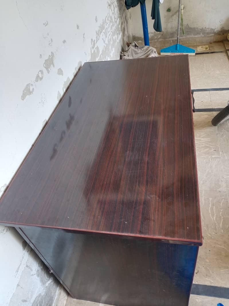 Computer table 0
