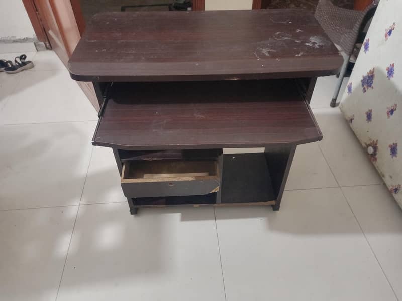 Computer table 0
