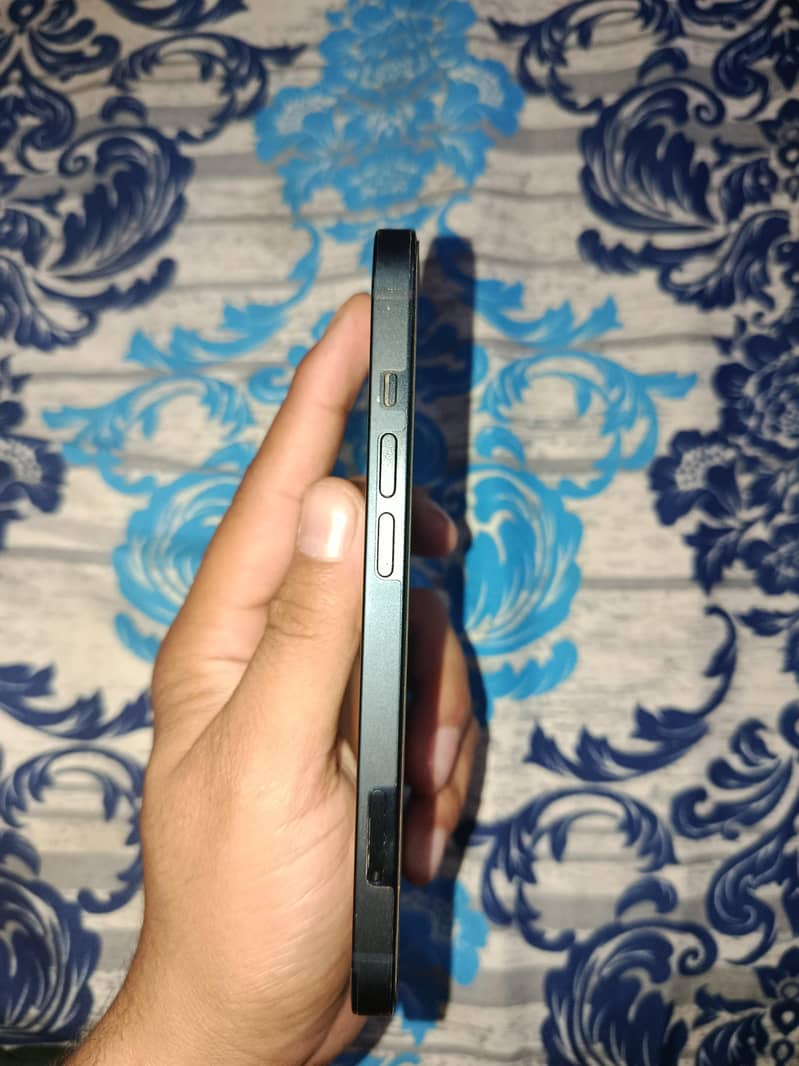 Apple iPhone 13 4