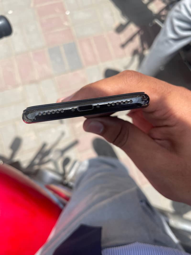 Apple iPhone X 4