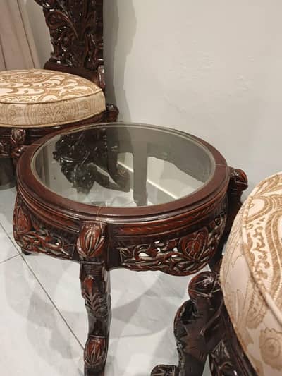 2chairs one Tabele