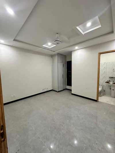 1 BED NON FURNISHED APARTMENT AVAILABLE FOR RENT IN D MARKAZ GULBERG GREENS ISLAMABAD MORE OPTIONS AVAILABLE