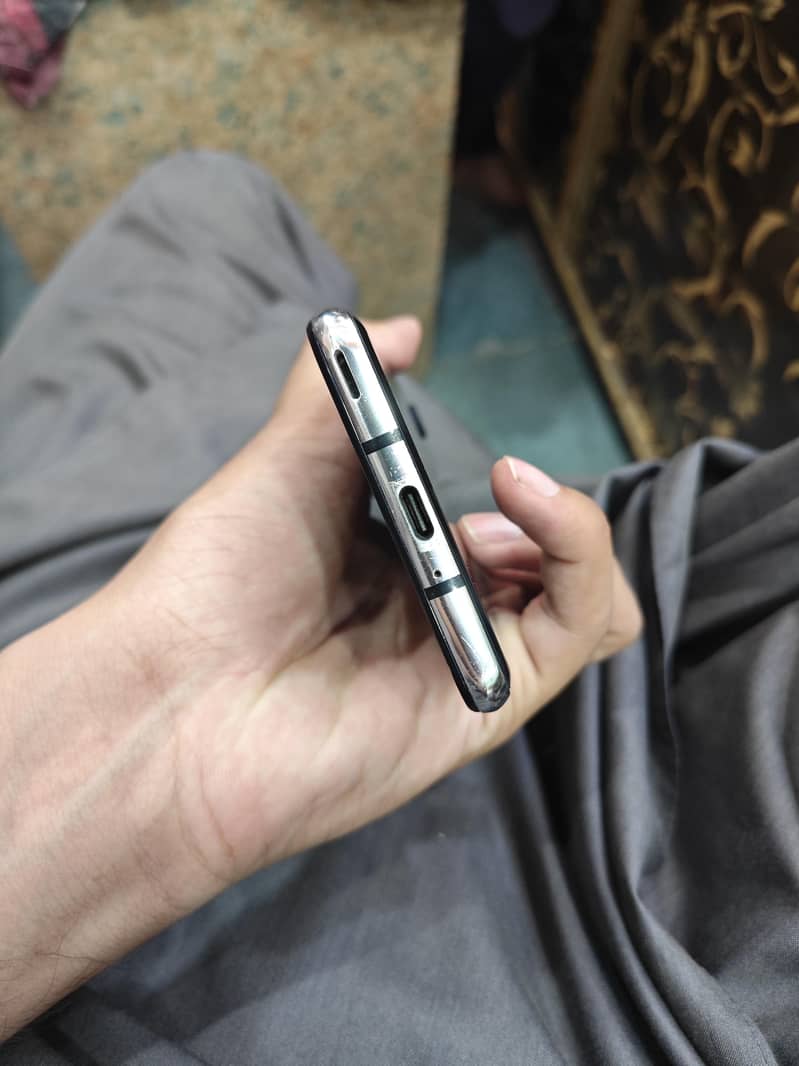 Sharp Aquos R2 1