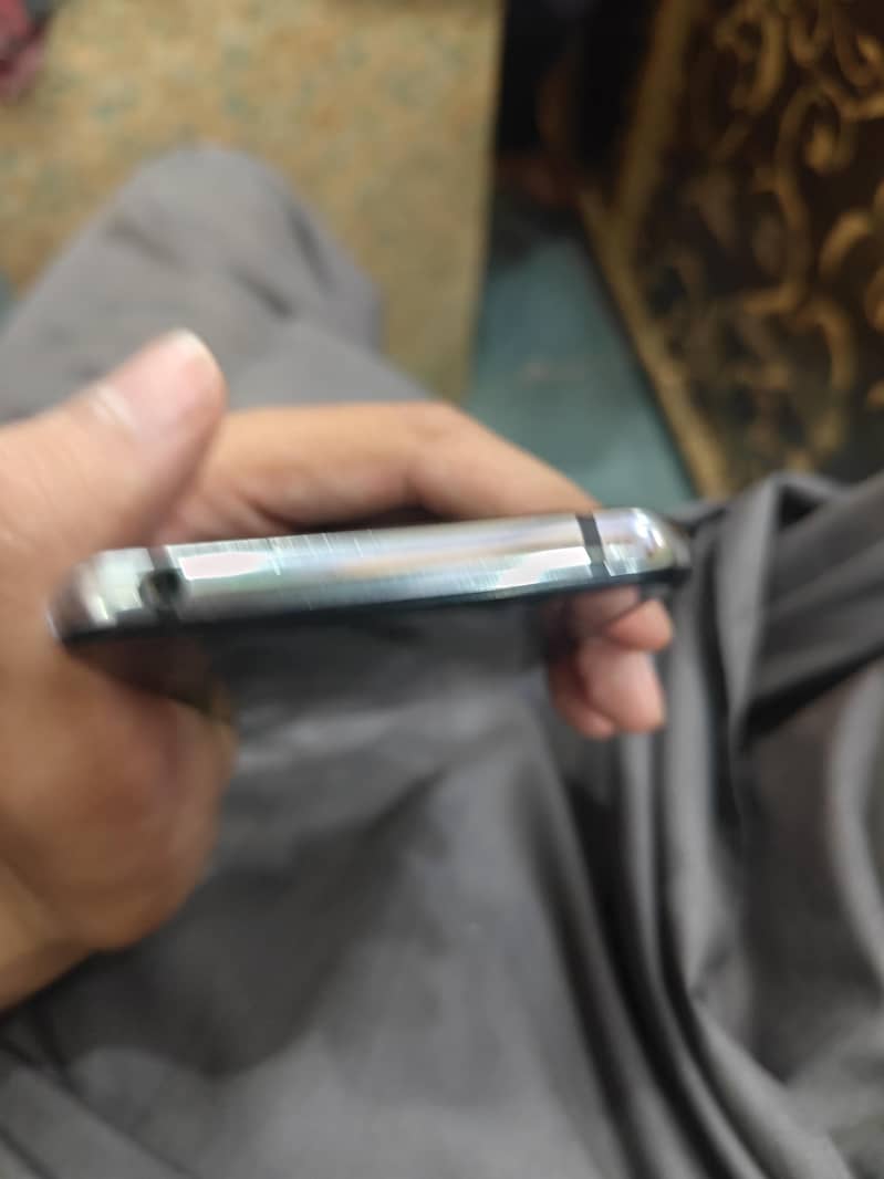 Sharp Aquos R2 3