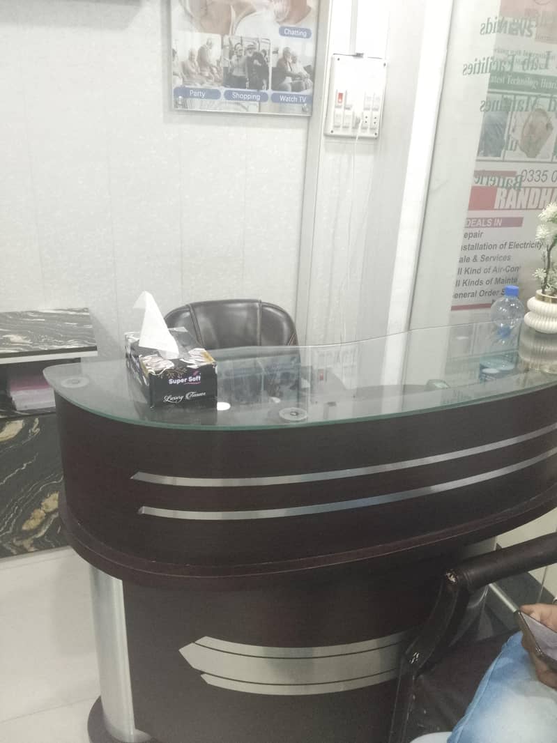 Receptionist 0