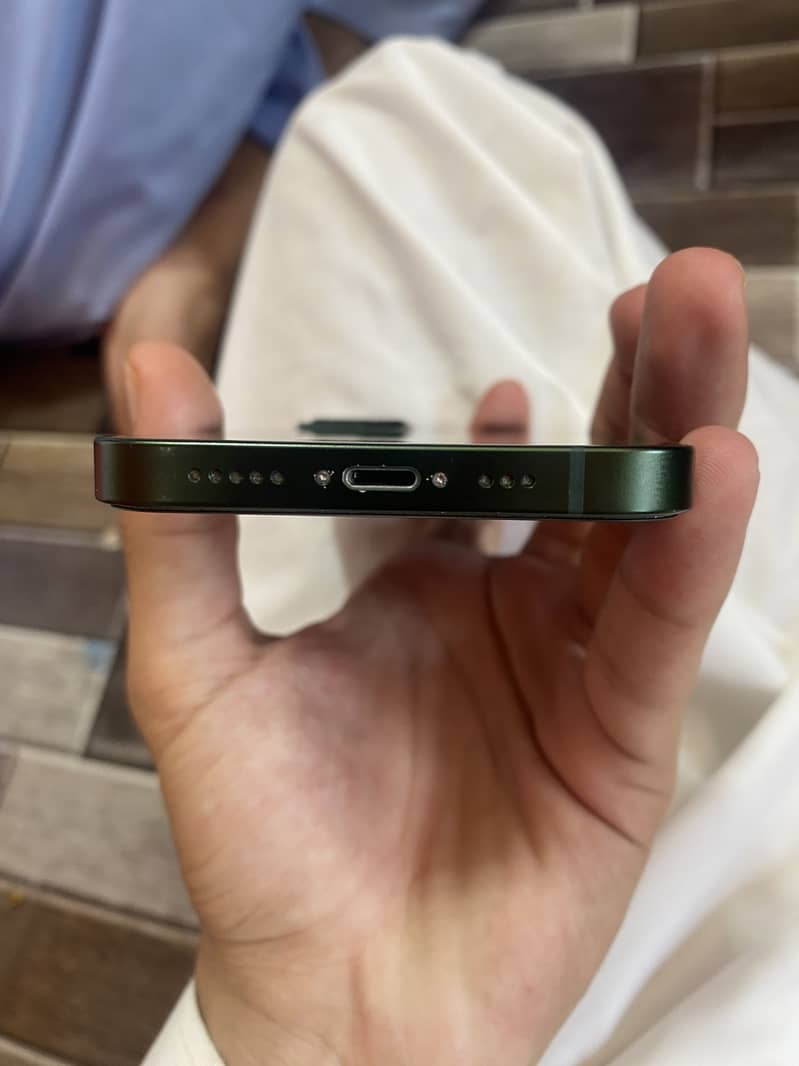Apple iPhone 13 4
