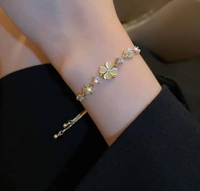 Flower charm bracelet