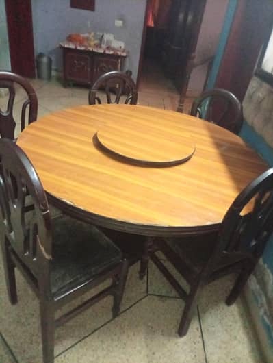 6 seater dining table in good condition