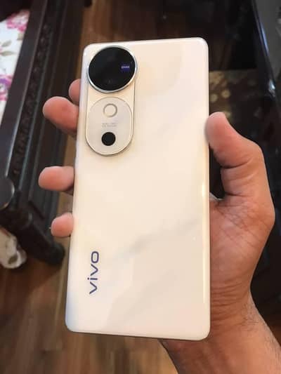 Vivo V40 moon white color "10/10 condition"