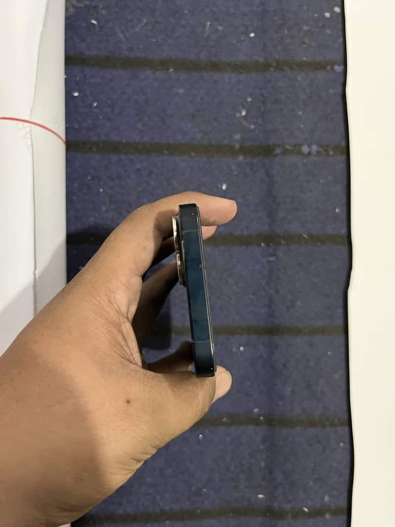 Apple iPhone 13 2