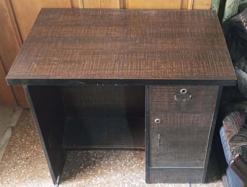 office table good condition 0