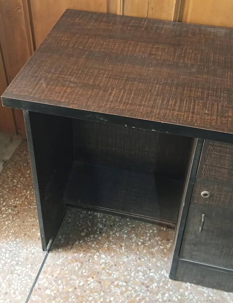 office table good condition 2