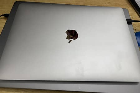 MacBook Pro 2017 i7 addition with touchbar
