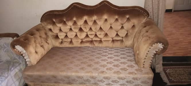 seven seeter heavy golden sofa set