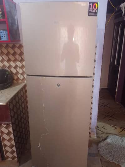 haier ka frige hai bilkull new condition hai copper compresor hai