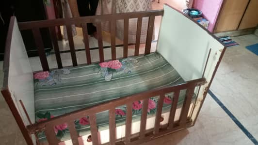 baby cot size 4×2 running condition with metras good condition