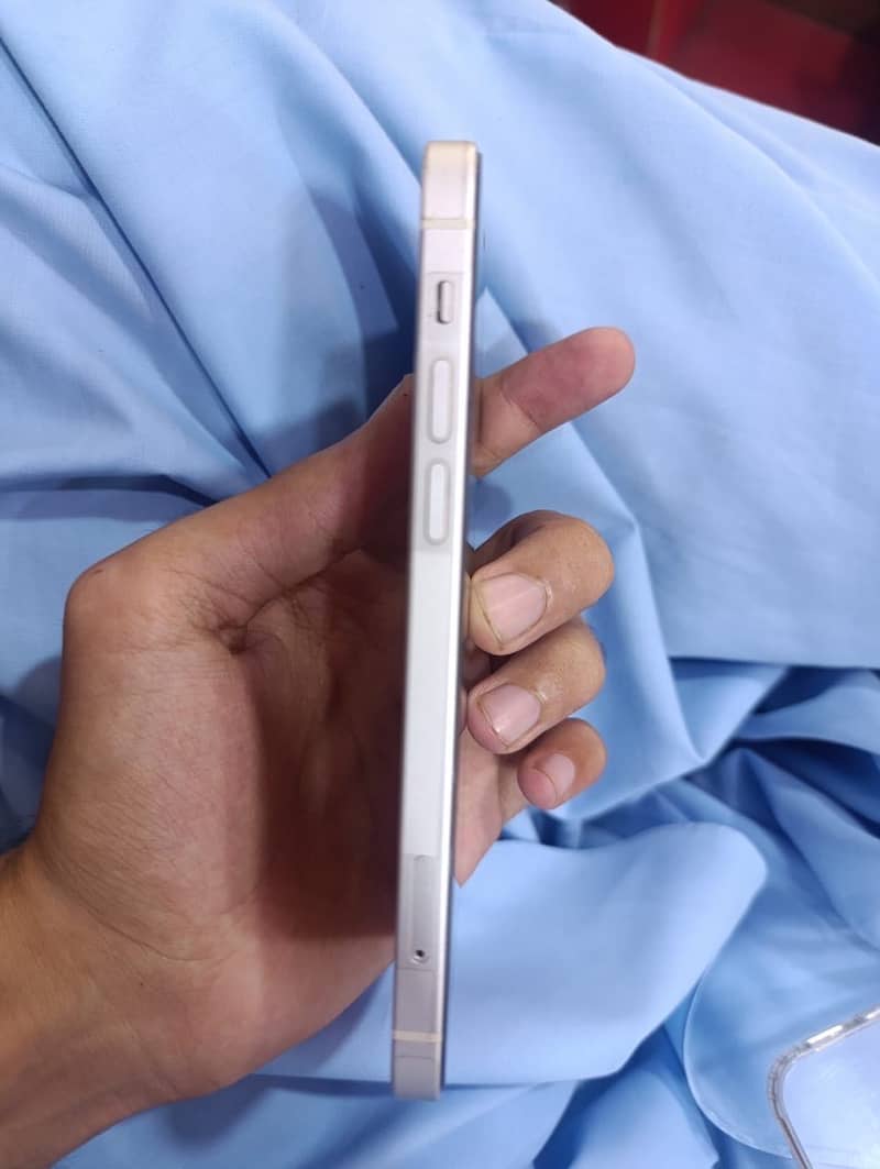 Apple iPhone 12 4