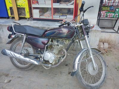 Honda 125 original in Red colour