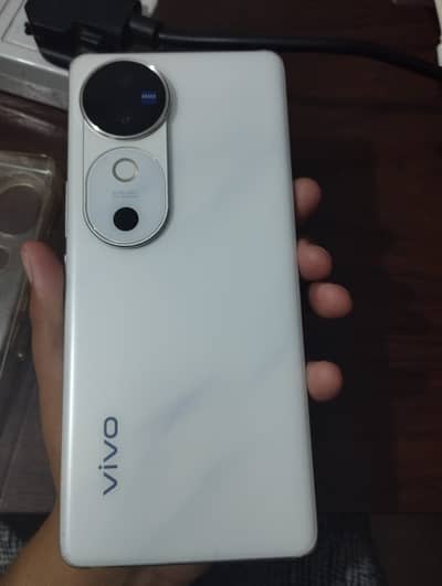 Vivo V40 12GB RAM / 256GB Storage – 10/10 Condition