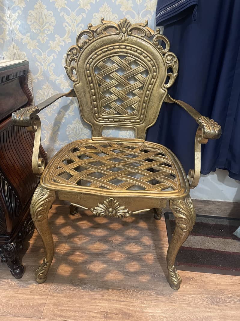 Table nd chairs 0