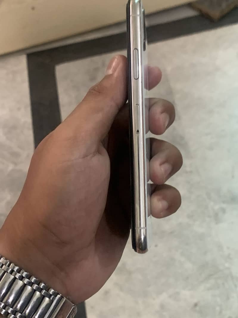 Apple iPhone X 4
