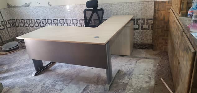 Master Offisys Manager Desk with Mobile Drawer Unit – Used, Excellent