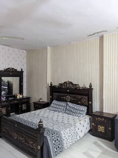 King size master bed