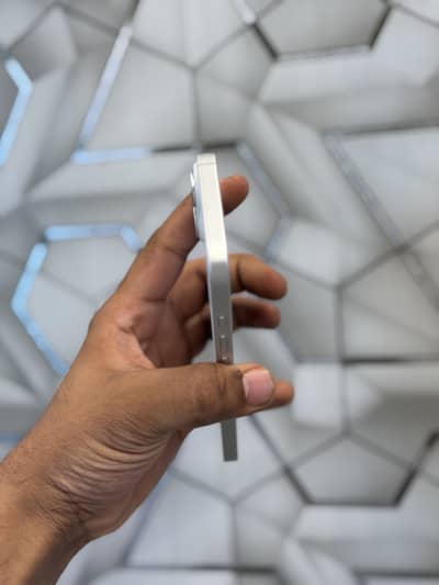 IPhone 17 factory unlock 4 month sim time 12 cycle count 100%