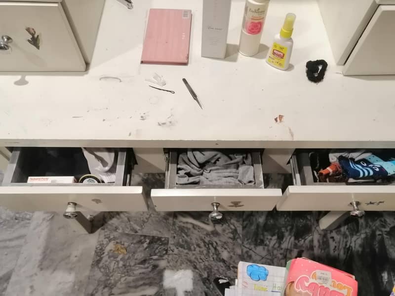 dressing table 7