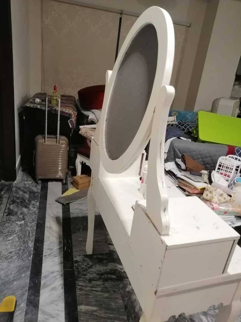 dressing table 10