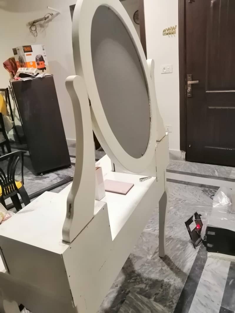 dressing table 11