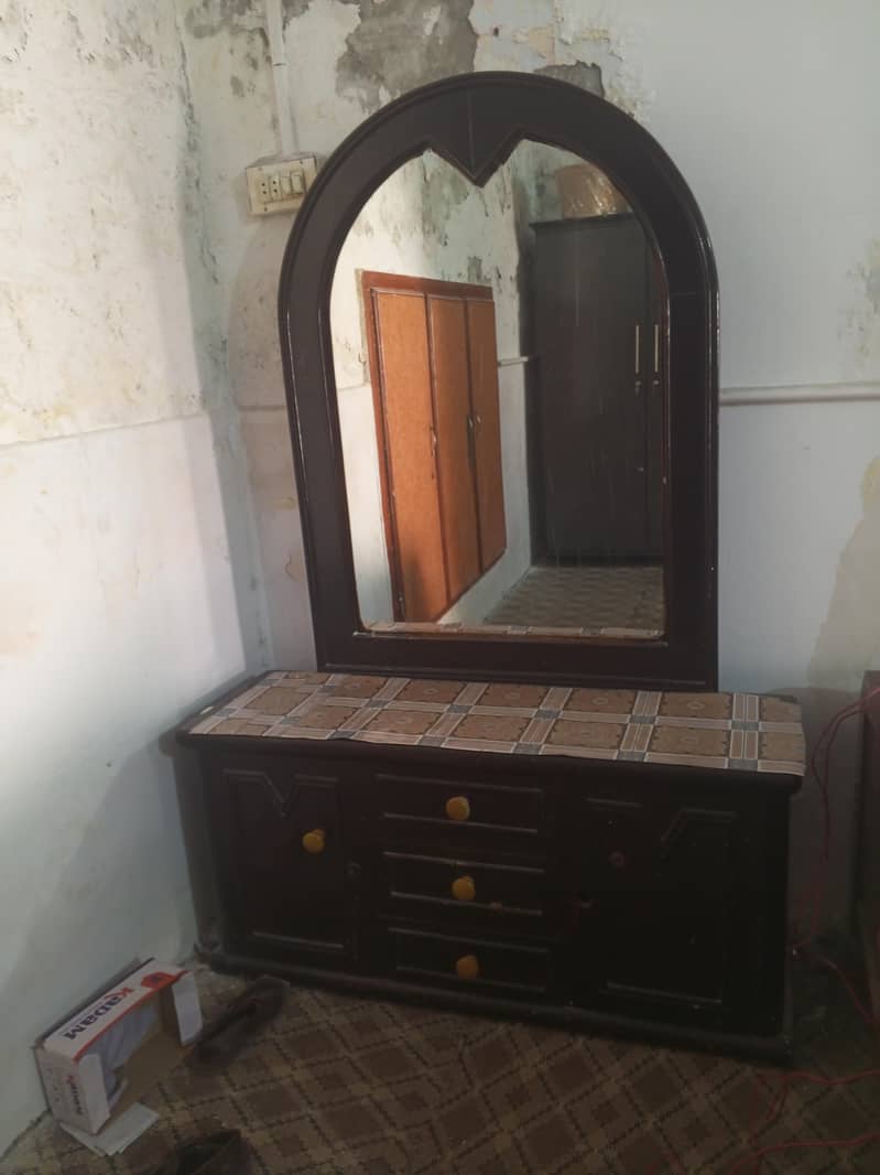 DRESSING TABLE 0