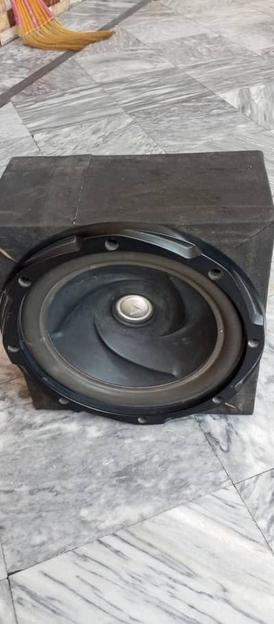 Single speaker in wooden box