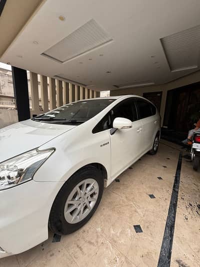 Toyota Prius Alpha 2015
